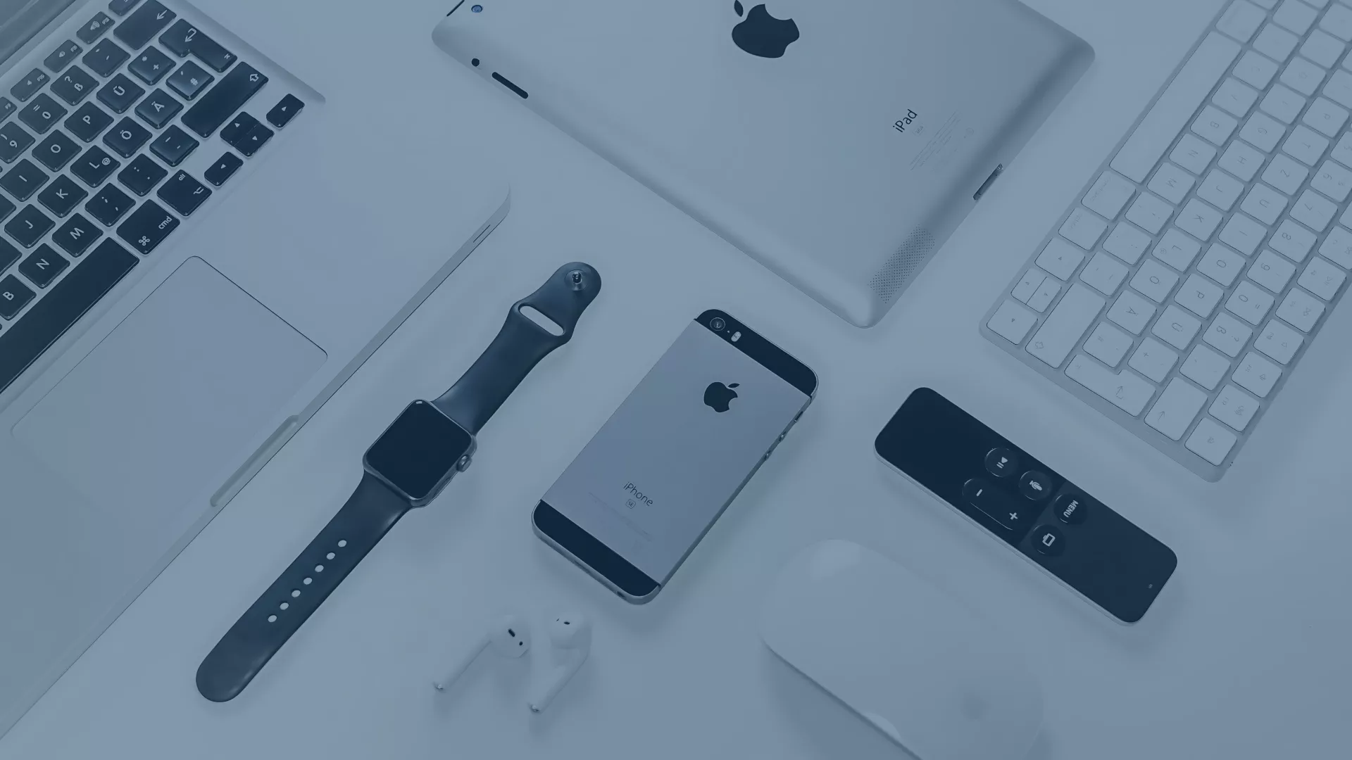 Apple-Geräte, darunter ein MacBook, eine Apple Watch, ein iPad, ein iPhone, eine Tastatur, eine Fernbedienung und kabellose Ohrhörer. Diese Geräte repräsentieren die Produkte, die von einem Jamf Managed Service Provider (MSP) verwaltet werden können. Jamf ermöglicht es Unternehmen, ihre Apple-Geräte zentral zu verwalten, abzusichern und zu überwachen.