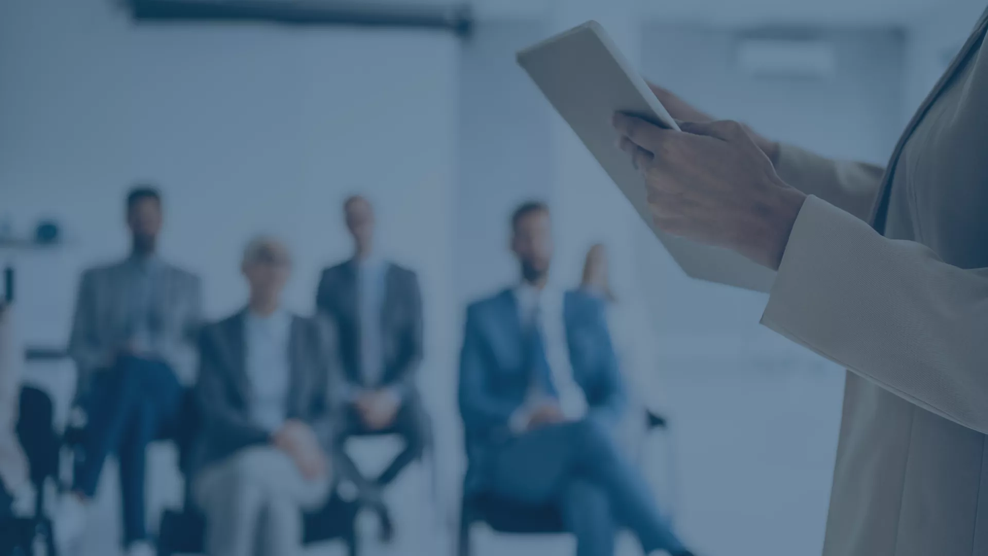 Eine übersichtliche Darstellung von Seminarprozessen mit Microsoft Dynamics 365 und der Branchenlösung audius:Seminar. Zu sehen sind verschiedene Module und Schritte, von der Kontaktverwaltung über die Seminarplanung und Teilnehmerverwaltung bis hin zur automatisierten Dokumentenerstellung und Abrechnung. 