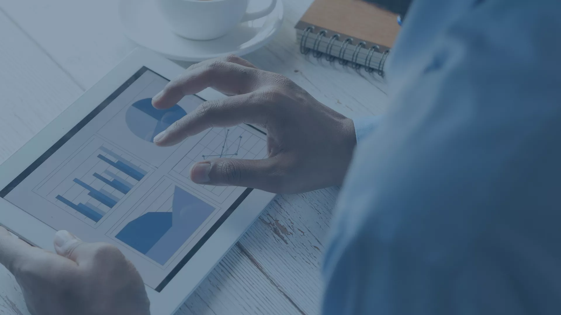 Eine Person betrachtet auf einem Tablet verschiedene Diagramme, die Sicherheitsanalysen und Bedrohungserkennungen visualisieren. Dies symbolisiert die Nutzung von cloud-nativen Sicherheitsdiensten wie Amazon Detective, um Sicherheitsvorfälle zu analysieren und visuell darzustellen. Amazon Detective ermöglicht mithilfe von maschinellem Lernen und statistischen Analysen eine detaillierte Untersuchung von potenziellen Bedrohungen.