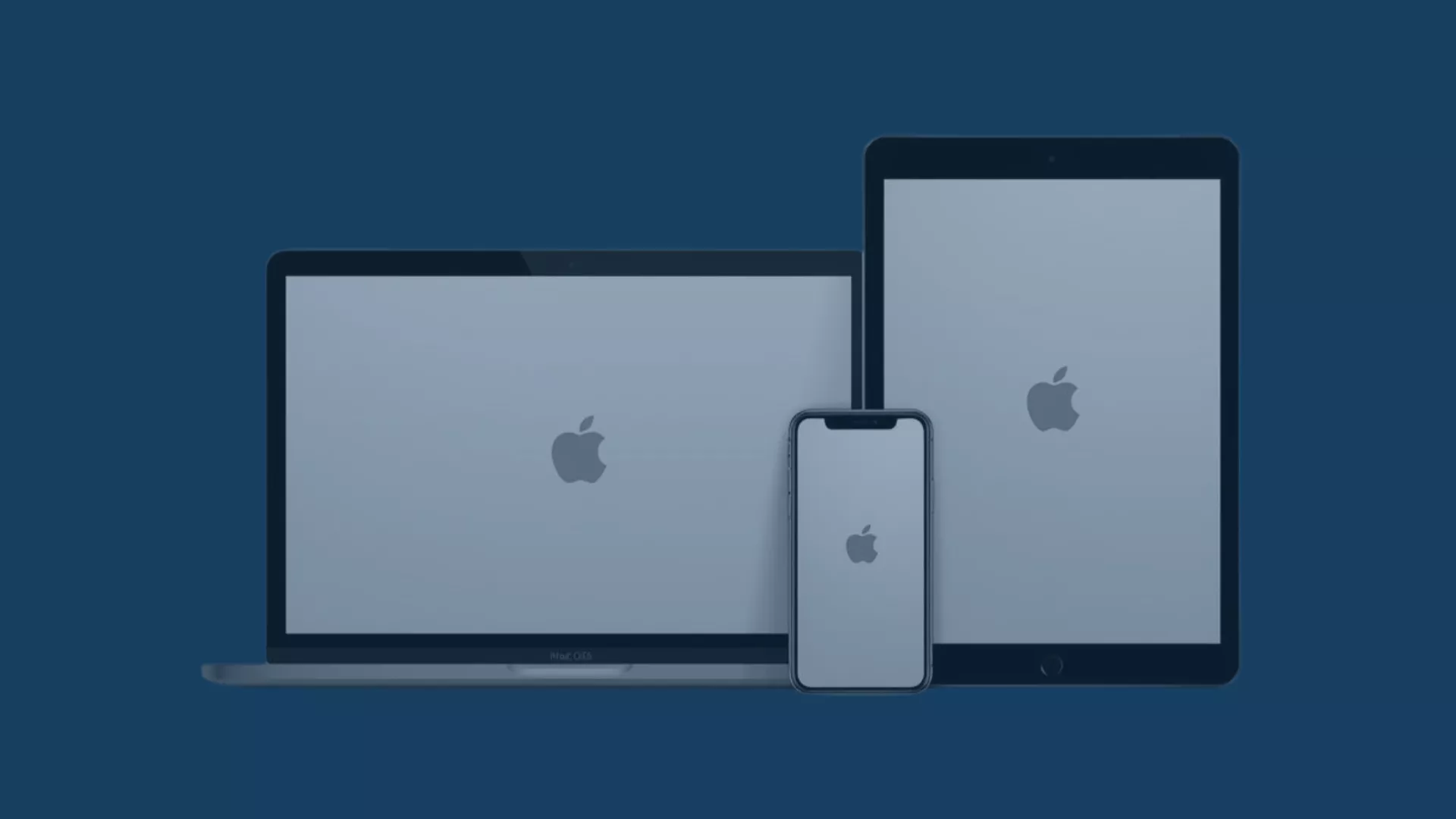 MacBook, iPhone und iPad mit Apple-Logo auf blauem Hintergrund. Symbolbild für die neuen Funktionen von macOS 26 (Tahoe), die Produktivität, Sicherheit und Verwaltung im Unternehmensumfeld verbessern.
