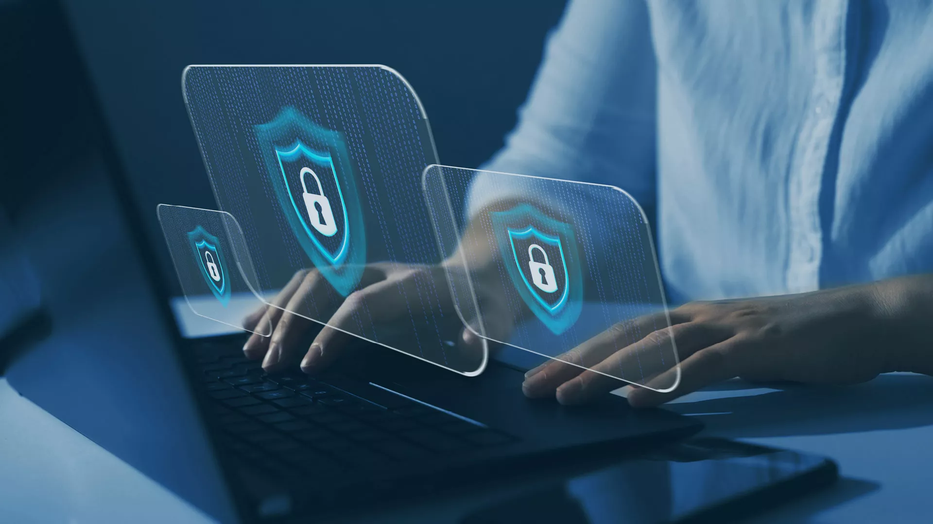 Intune ermöglicht die zentrale Erstellung und Anwendung von Sicherheits-, Compliance- und App-Schutzrichtlinien. So werden Geräte und Anwendungen standardisiert abgesichert, während sich Sicherheitsvorgaben automatisiert und konsistent umsetzen lassen.