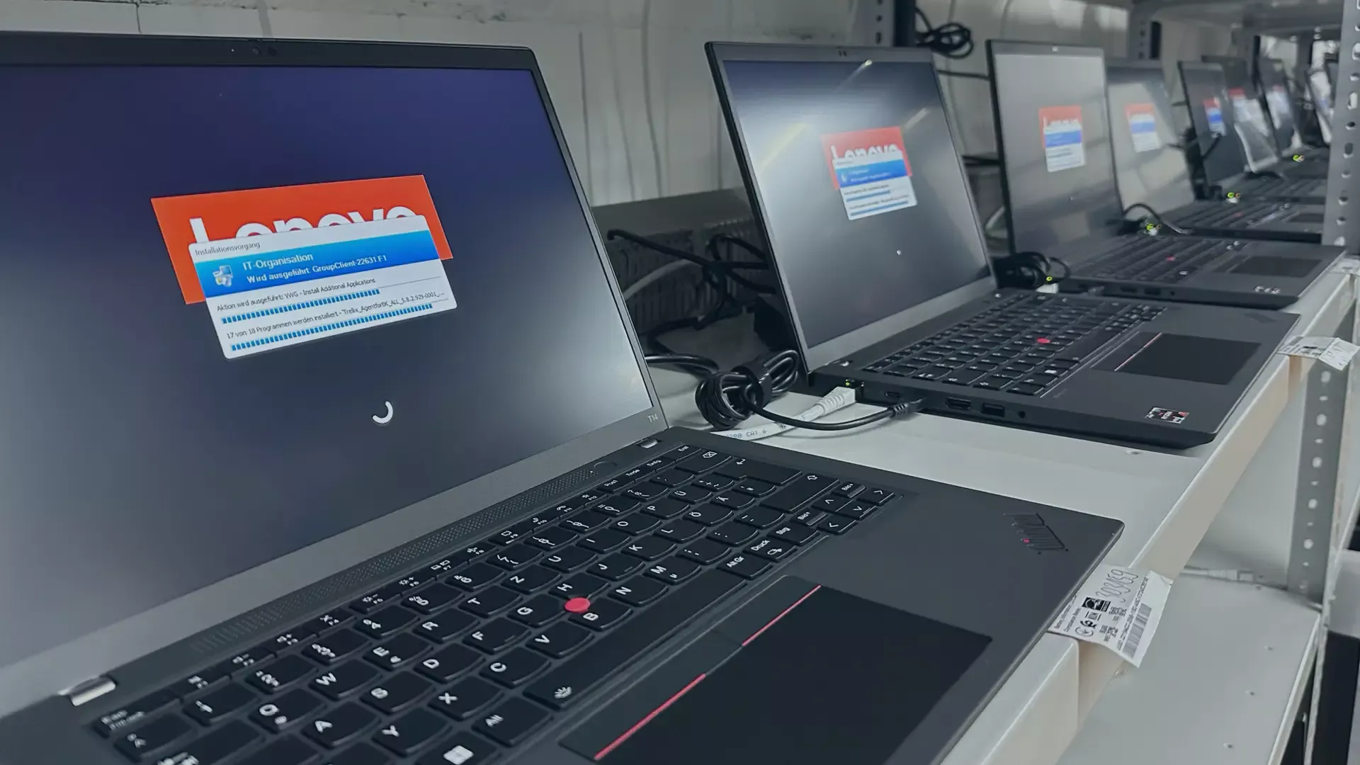 Sichere Lagerung und präzise Verwaltung von IT-Geräten, Zubehör und Ersatzteilen zur Gewährleistung schneller Verfügbarkeit und Optimierung der Logistikprozesse im gesamten Lifecycle.