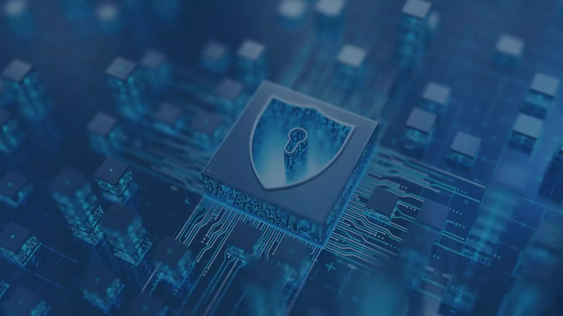Schutzschild mit Schloss im Vordergrund, darüber eine Platinenstruktur, symbolisiert IT-Sicherheit, Datenschutz und Schutz digitaler Infrastruktur.