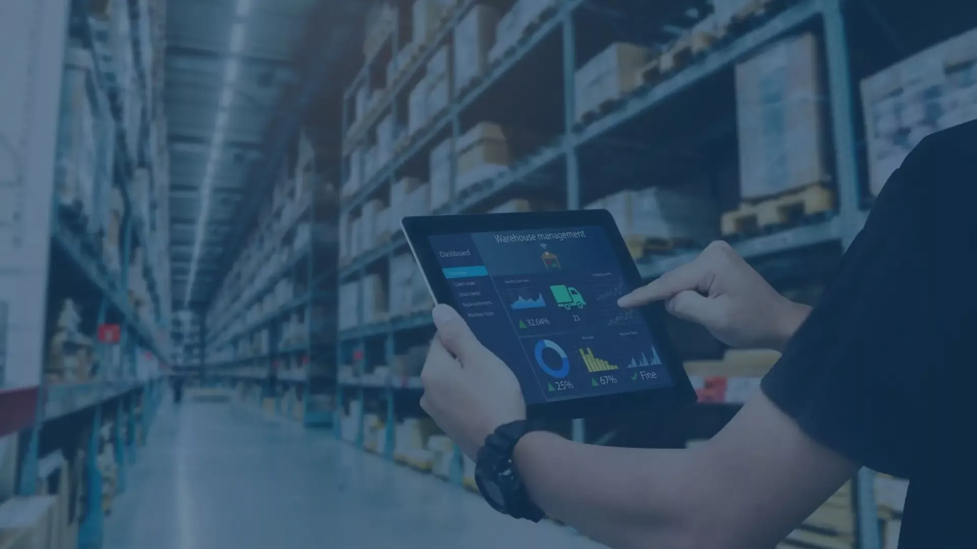 Lagerarbeiter nutzt ein Tablet mit digitalem Dashboard für Warehouse Management (Lagerverwaltung), um Facility Services effizient zu organisieren. Die Kennzahlen und die Supply Chain werden im Hintergrund eines großen Lagers oder einer Industriehalle digitalisiert überwacht.