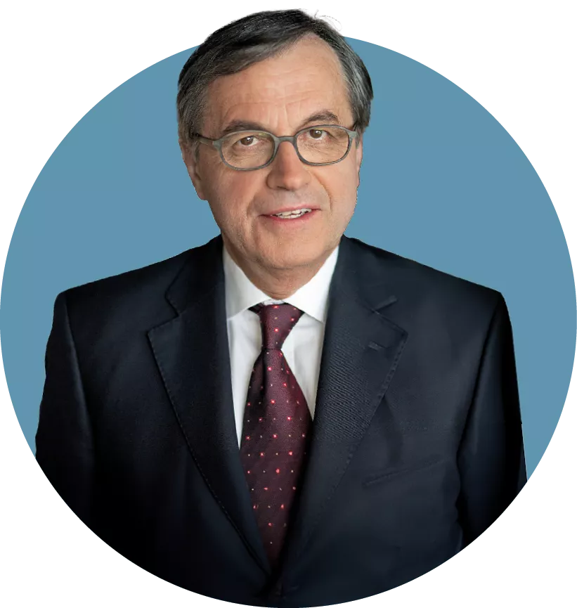 Porträt von Dr. Ottmar Gast, Aufsichtsrat der audius SE, lächelnd in dunklem Sakko und weißem Hemd vor blauem Hintergrund.