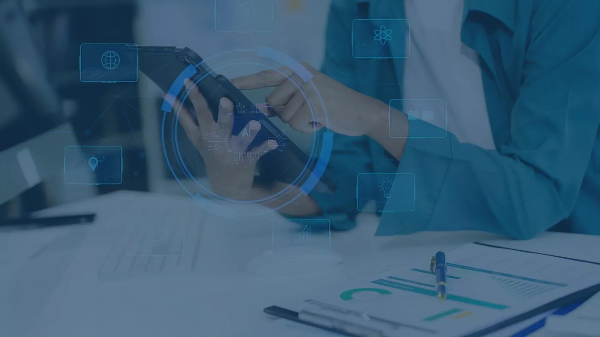 Mitarbeiter nutzt Tablet zur KI-Analyse – praxisnahes KI-Basisseminar nach Artikel 4 EU-AI-Act für rechtskonforme und sichere KI-Nutzung im Unternehmen.