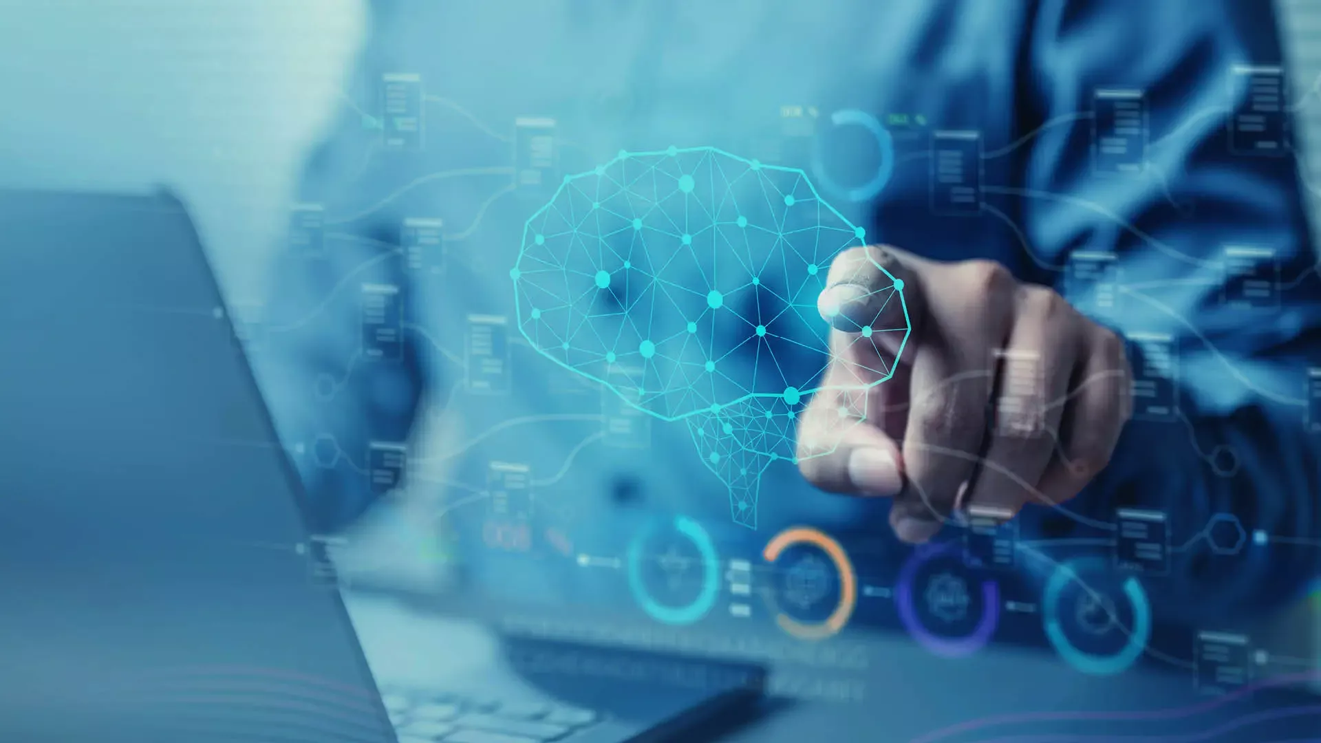 Virtuelle Darstellung eines menschlichen Gehirns mit neuronalem Netzwerk und Daten-Dashboards über einem Laptop.